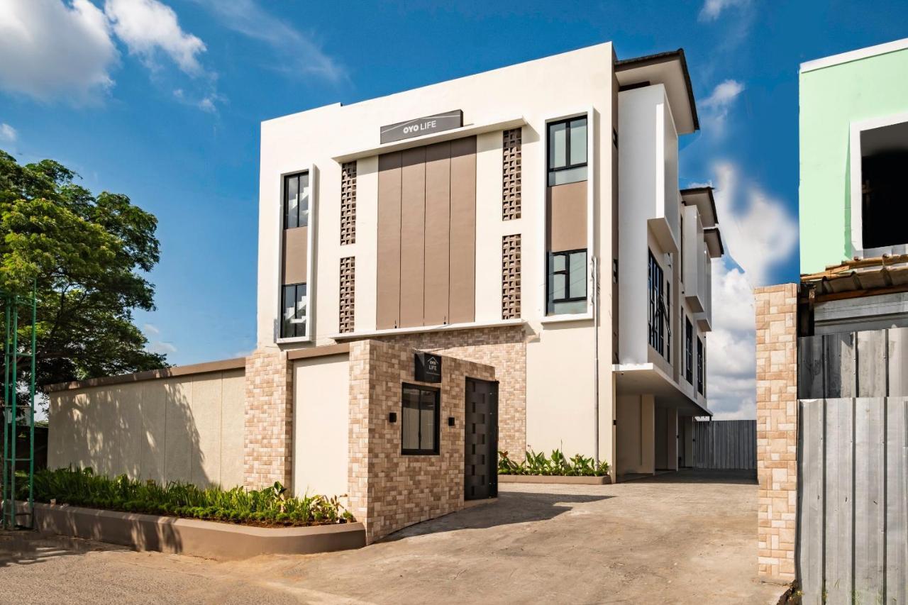Oyo Life 2673 Rosewood Residence Karawang Luaran gambar