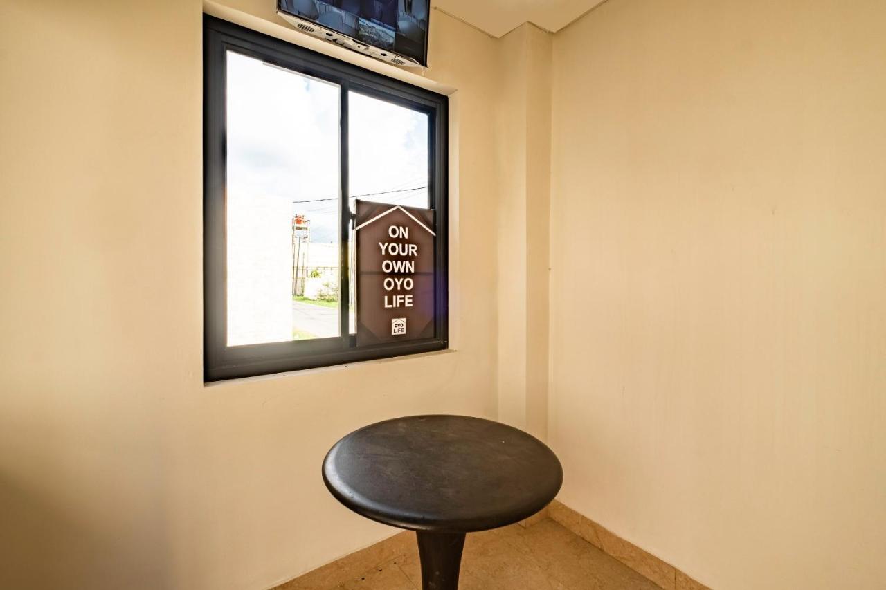 Oyo Life 2673 Rosewood Residence Karawang Luaran gambar