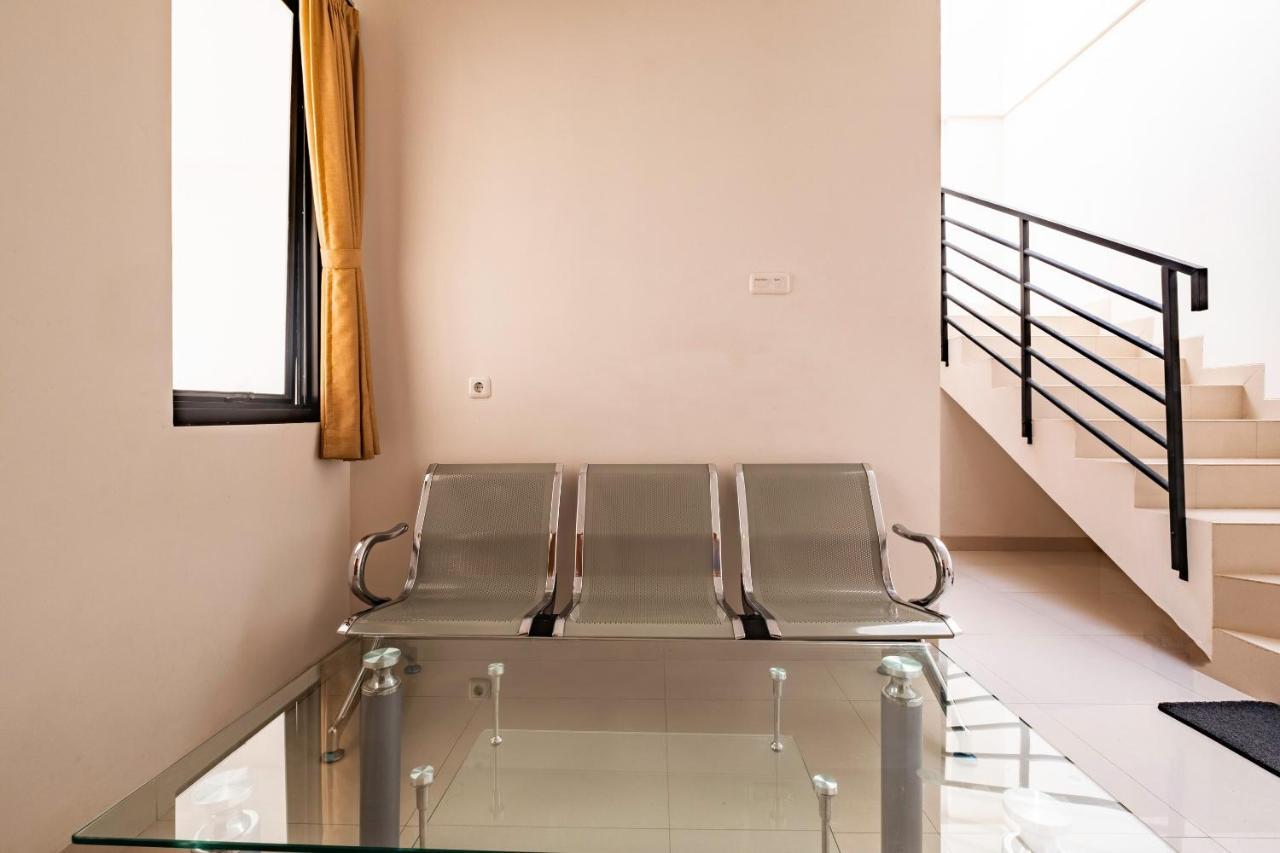 Oyo Life 2673 Rosewood Residence Karawang Luaran gambar