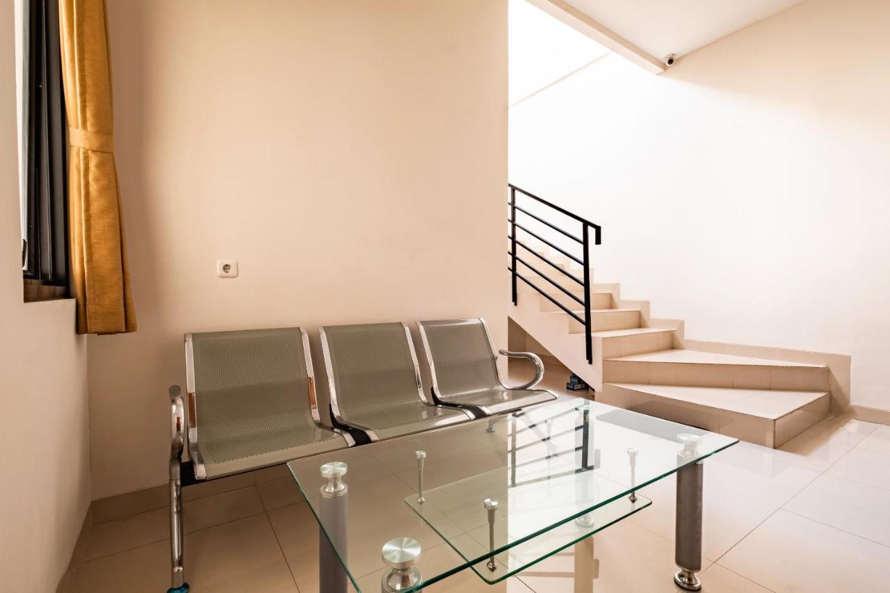 Oyo Life 2673 Rosewood Residence Karawang Luaran gambar