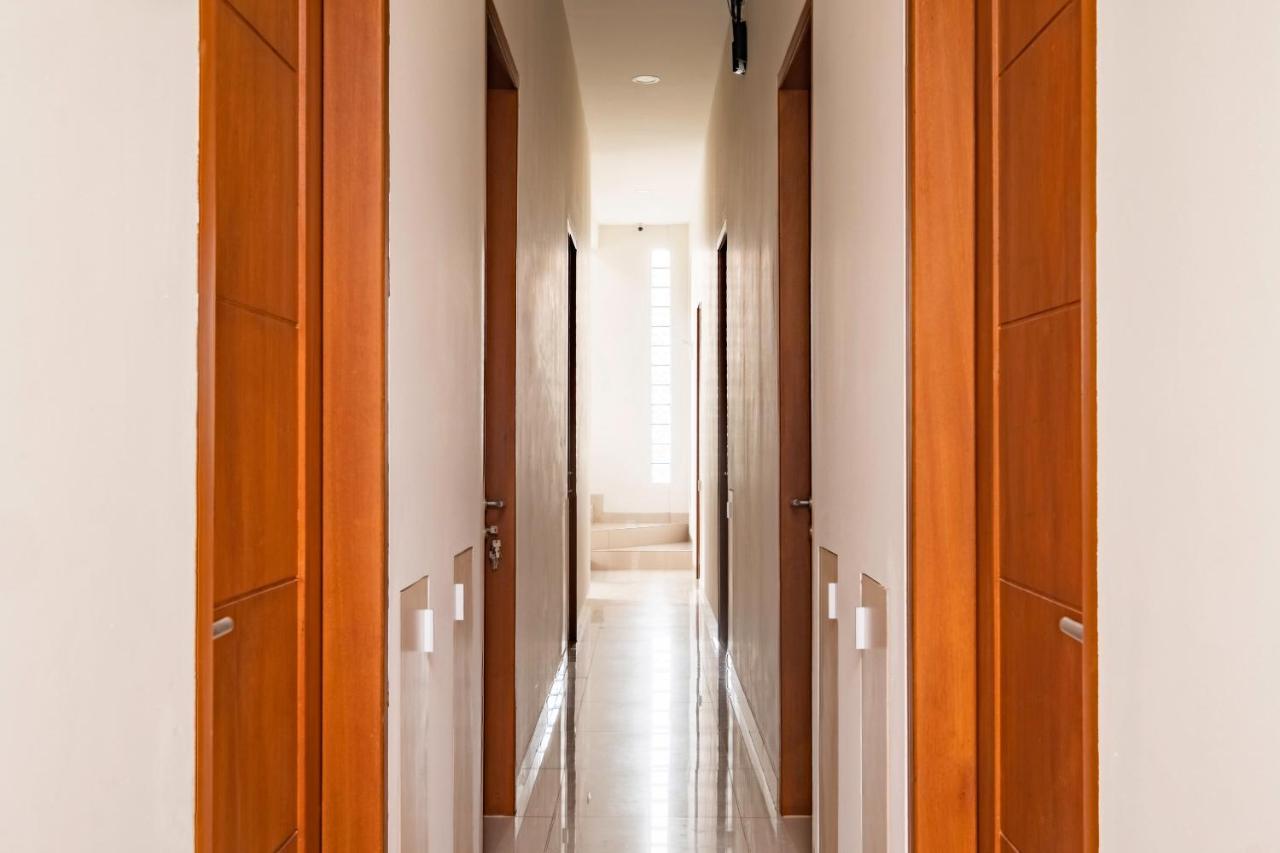 Oyo Life 2673 Rosewood Residence Karawang Luaran gambar