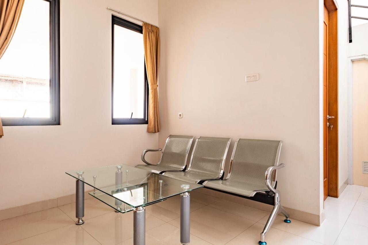 Oyo Life 2673 Rosewood Residence Karawang Luaran gambar